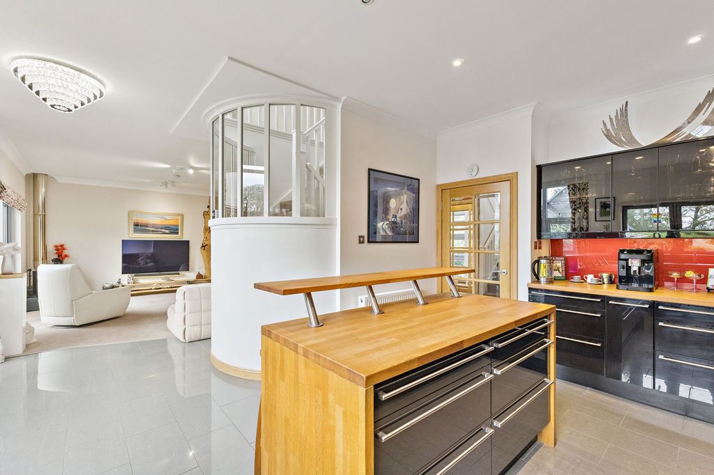 Property photo 2 of 27