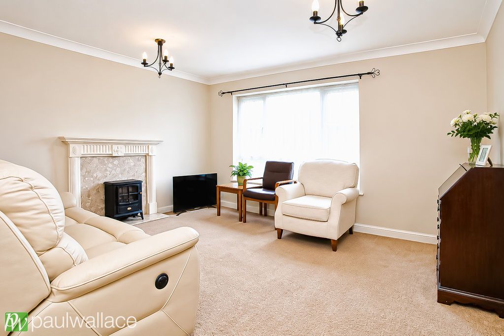 Property photo 2 of 10 Living / Dining Room
