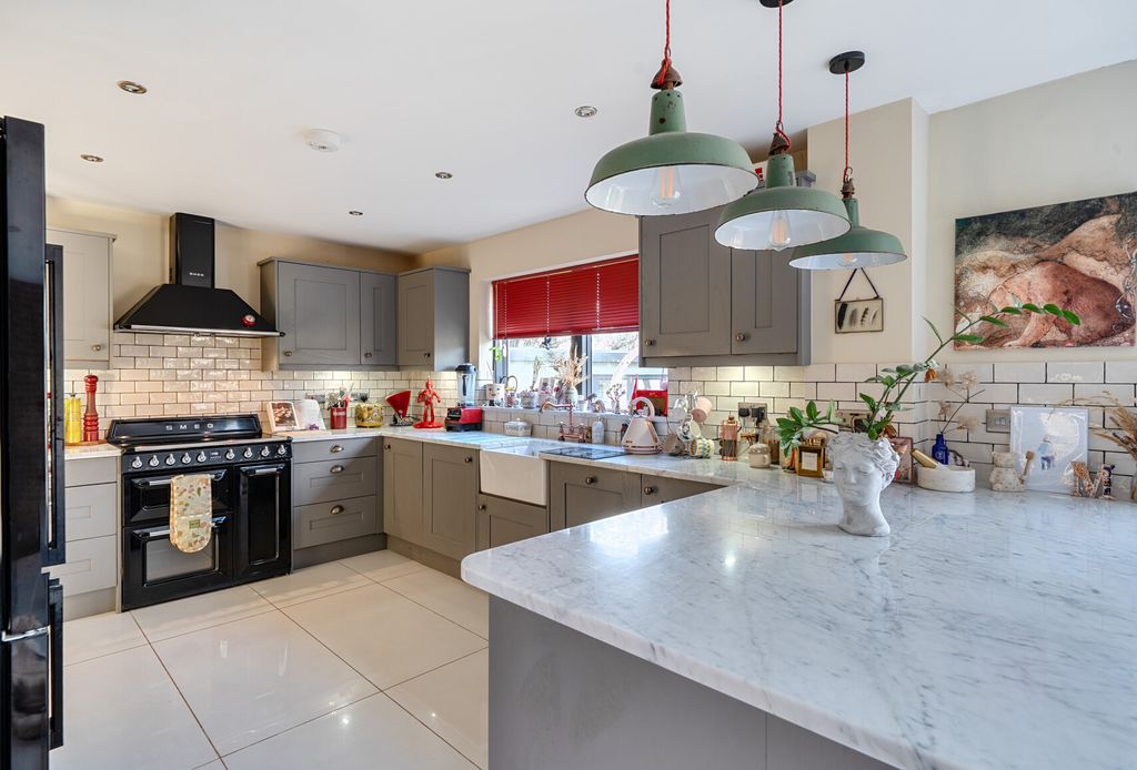 Property photo 2 of 28 Kitchen/Diner/Family