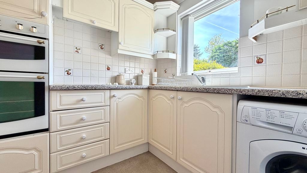 Property photo 3 of 9 Kitchen
