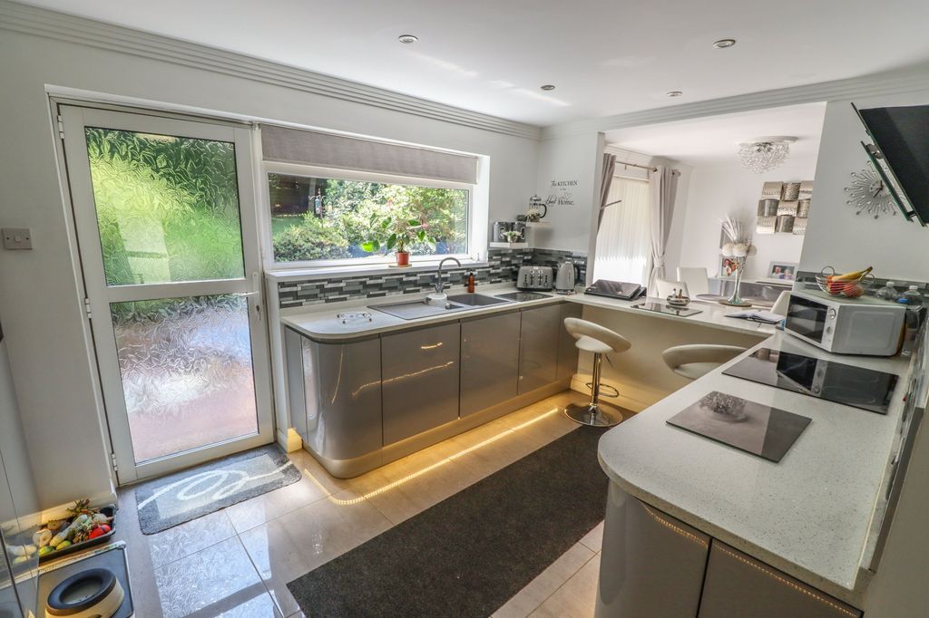 Property photo 3 of 16 Kitchen