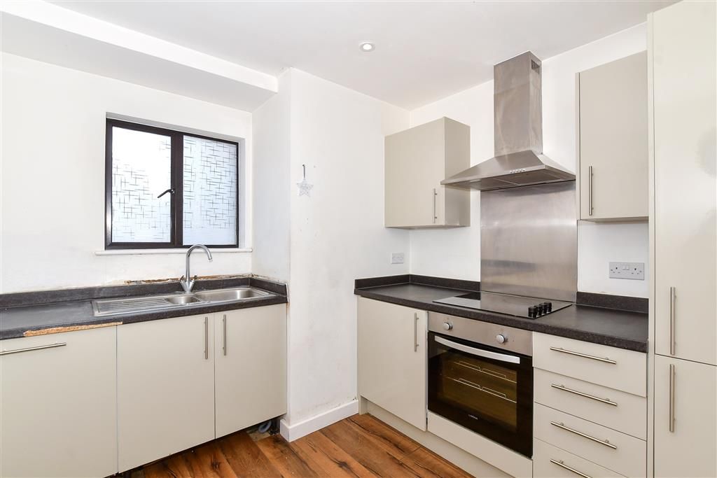 Property photo 3 of 10 Kitchen