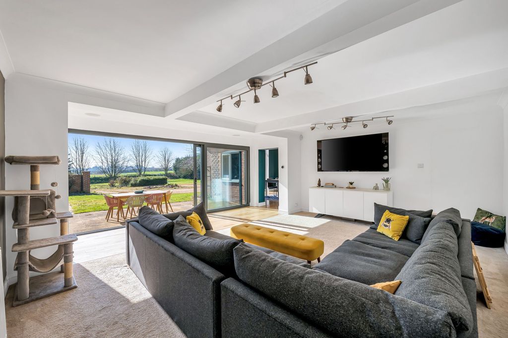 Property photo 3 of 30 Lounge