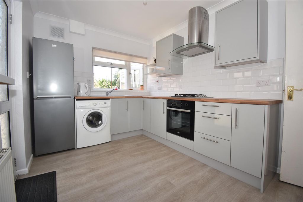Property photo 2 of 11 Kitchen