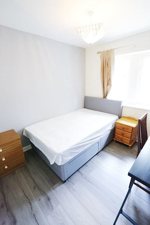 Property photo 3 of 11 Bright, Neatly Presented Bedroom With A Comfortabl...