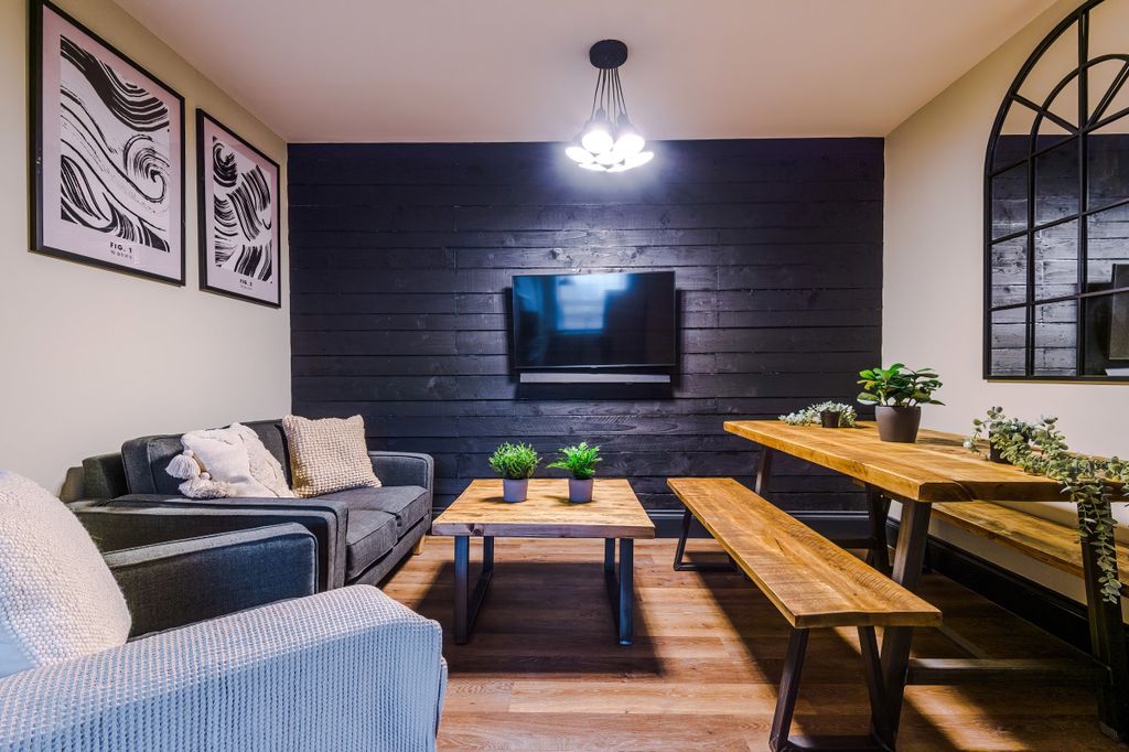 Property photo 3 of 32 Flat V, Hf, Living Room 3