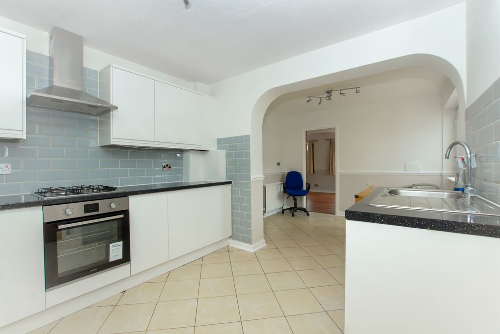 Property photo 3 of 15 185 Rochford Gardens (5)