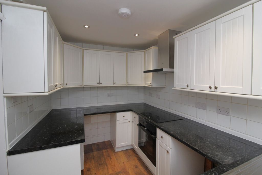 Property photo 3 of 11 Kitchen