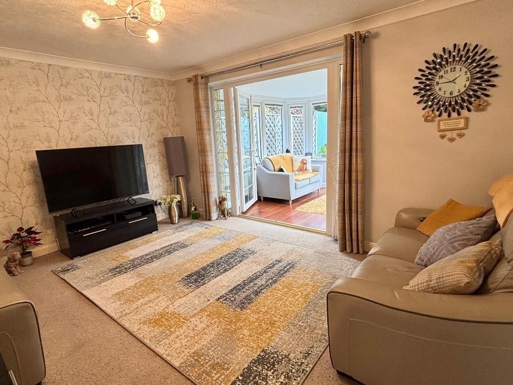 Property photo 2 of 18 Lounge