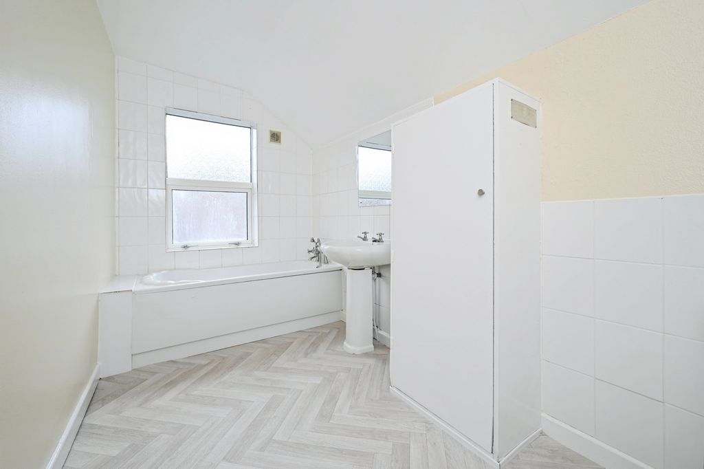 Property photo 3 of 17 Bathroom