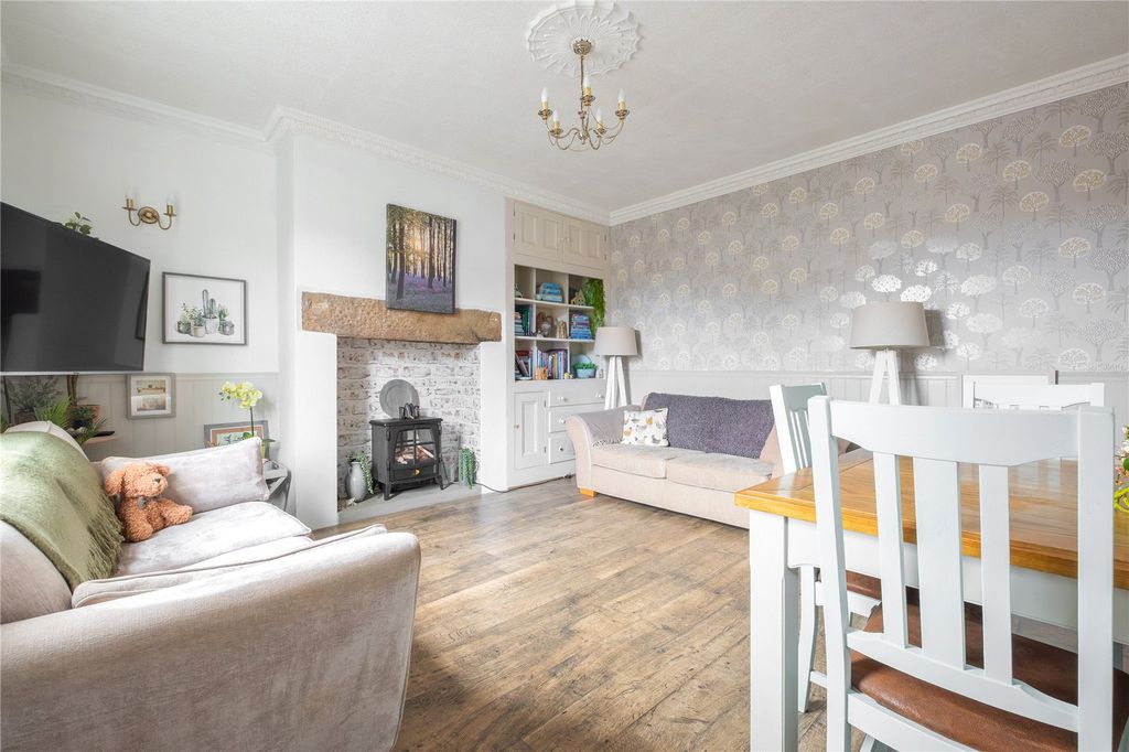 Property photo 2 of 20 Lounge