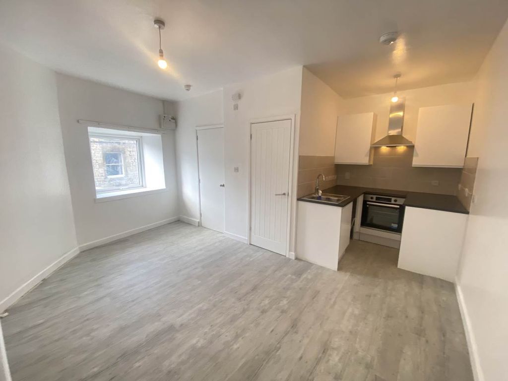 Property photo 1 of 8 Living Room/Kitchen