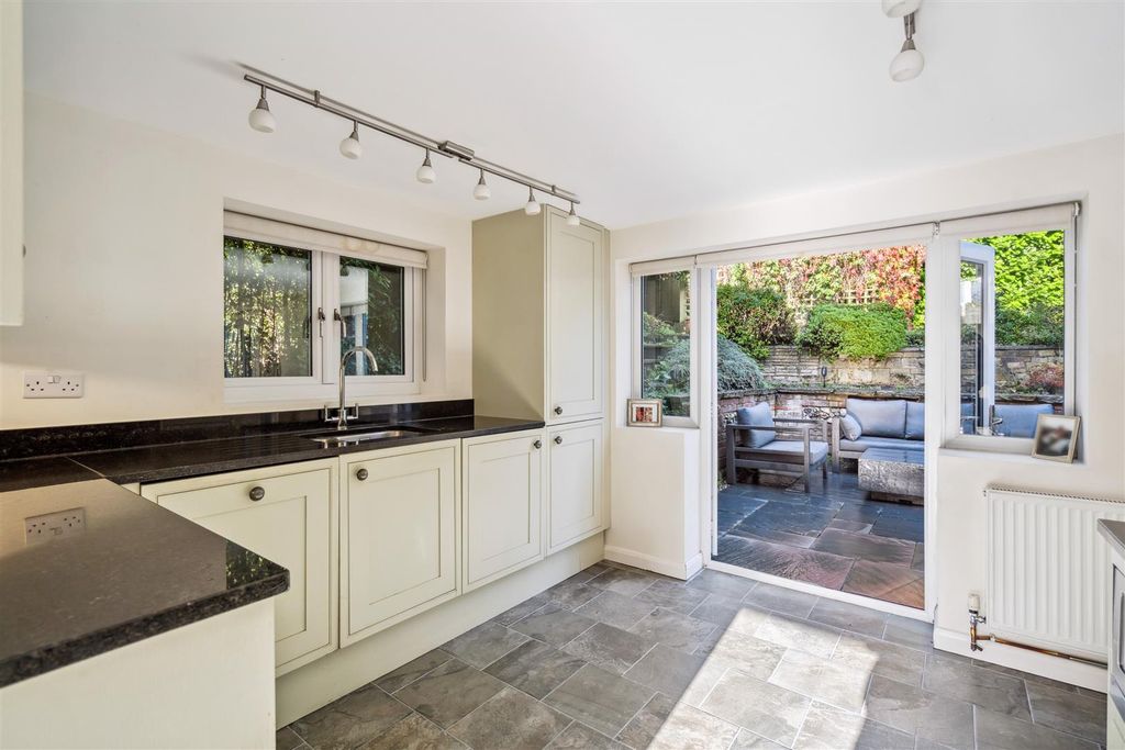 Property photo 2 of 10 Kitchen