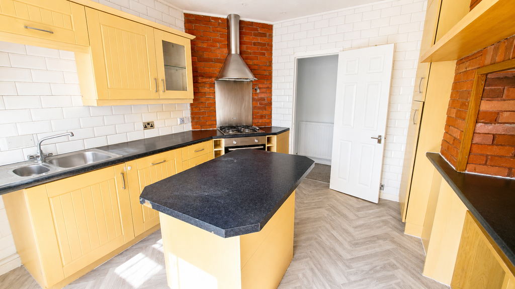 Property photo 3 of 17 Kitchen