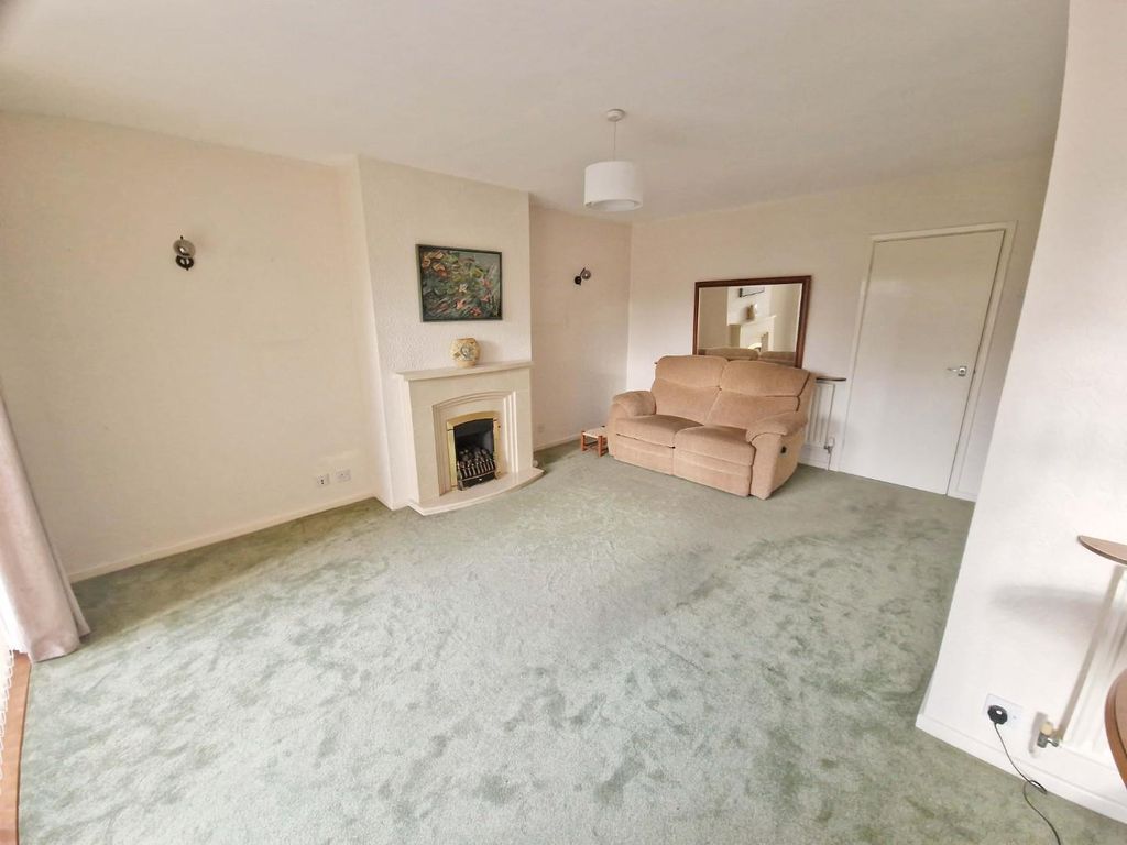 Property photo 2 of 32 Lounge3.Jpg