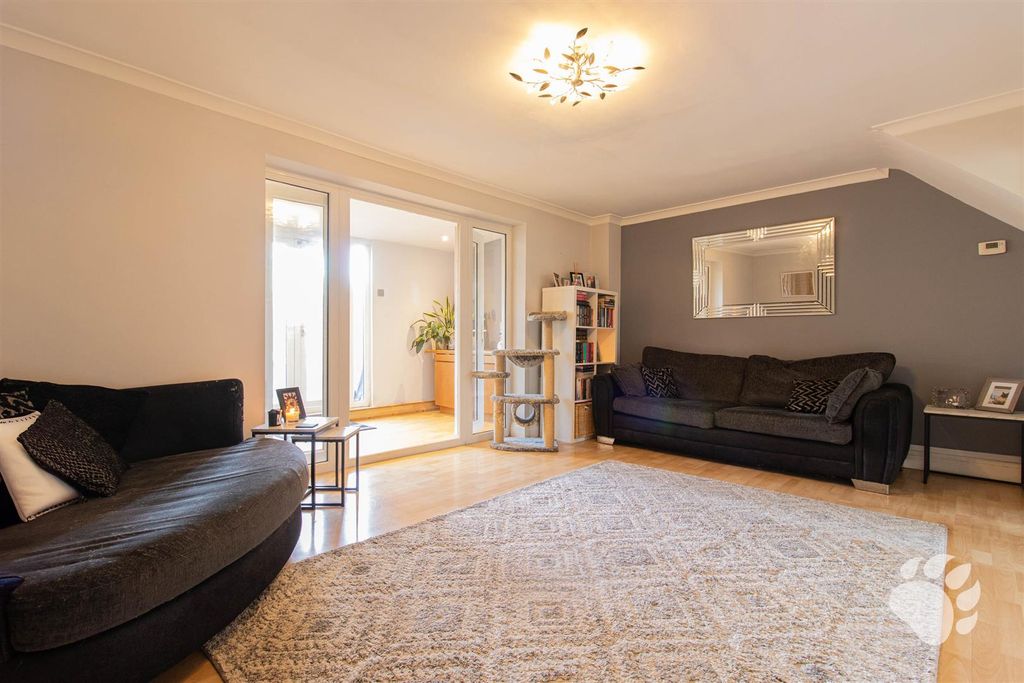 Property photo 3 of 18 Lounge