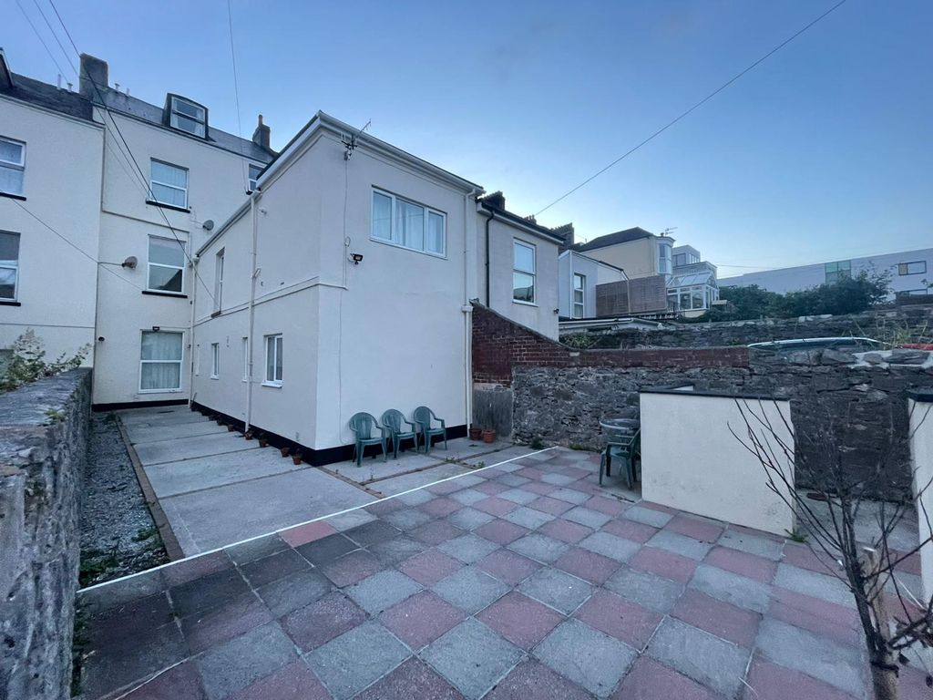 Property photo 3 of 6