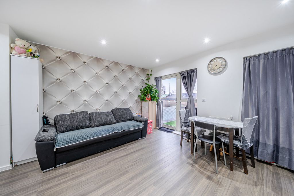 Property photo 2 of 15 1406735-11-6981Ca...