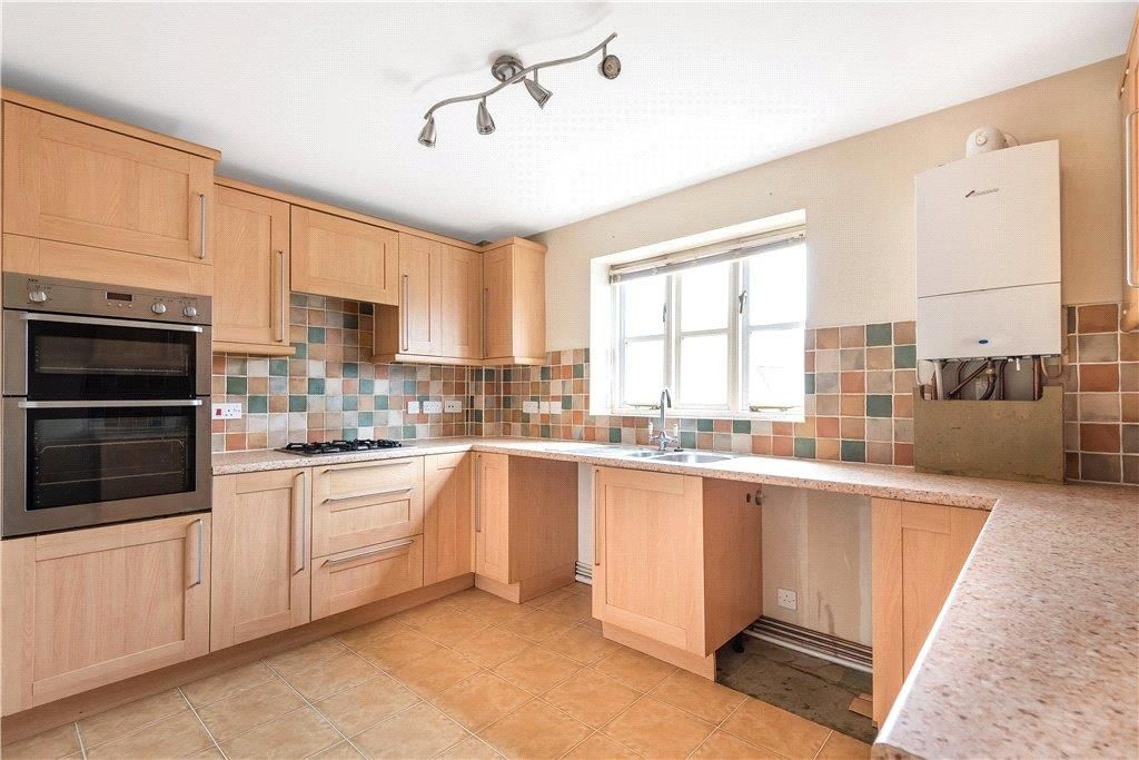 Property photo 3 of 10 Kitchen