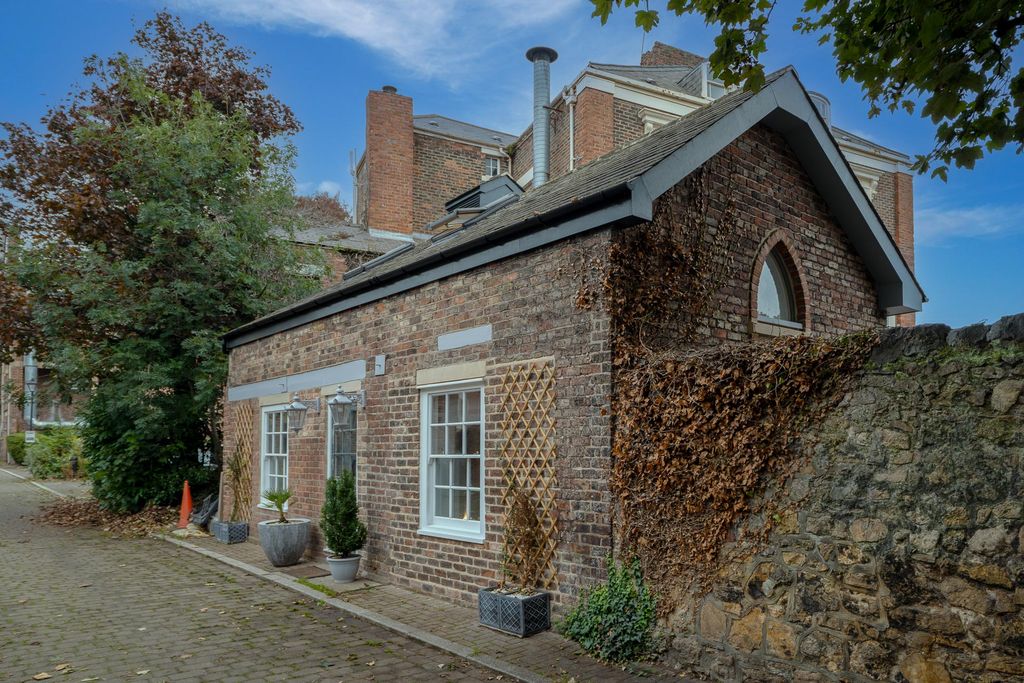 Property photo 1 of 25