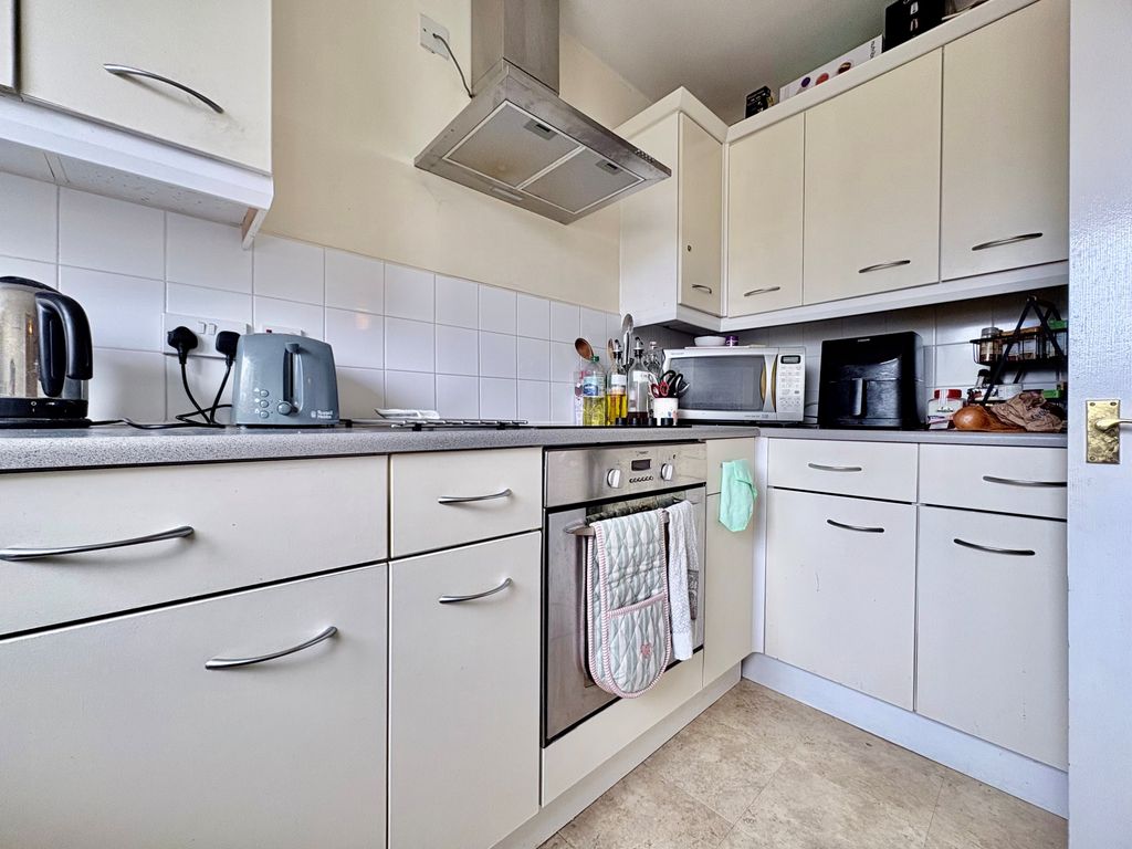 Property photo 3 of 9 Bathroom