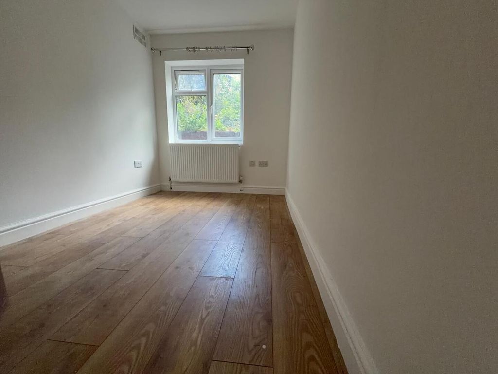 Property photo 3 of 6 Bedroom