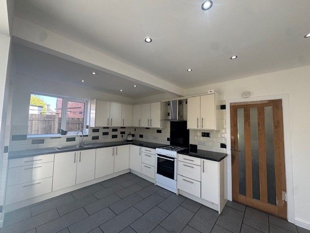 Property photo 3 of 9 Kitchen