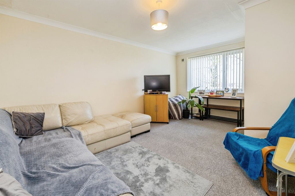 2 bed flat for saleThe Parade, Cherry Willingham, Lincoln LN3 photo 4