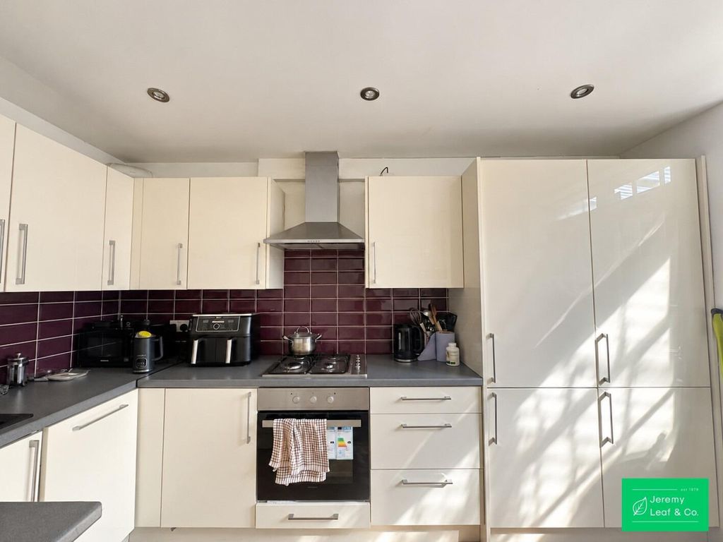 Property photo 2 of 10 Kitchen