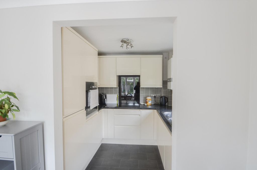 Property photo 2 of 11 Kitchen