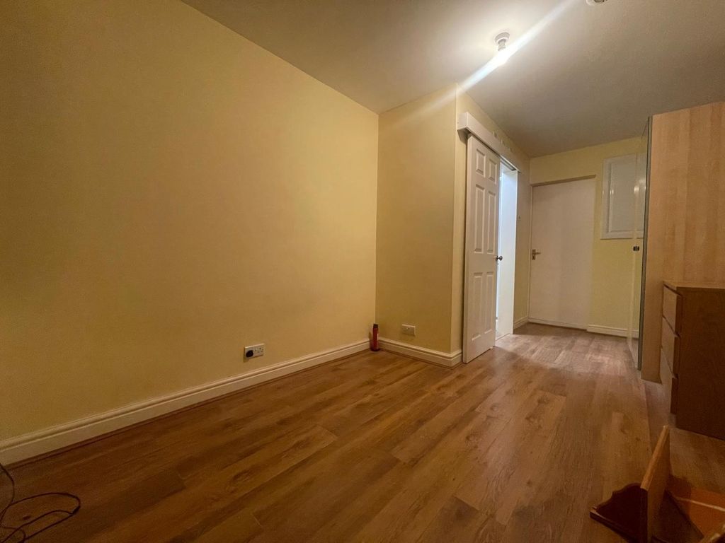 Property photo 3 of 6 Bedroom 1