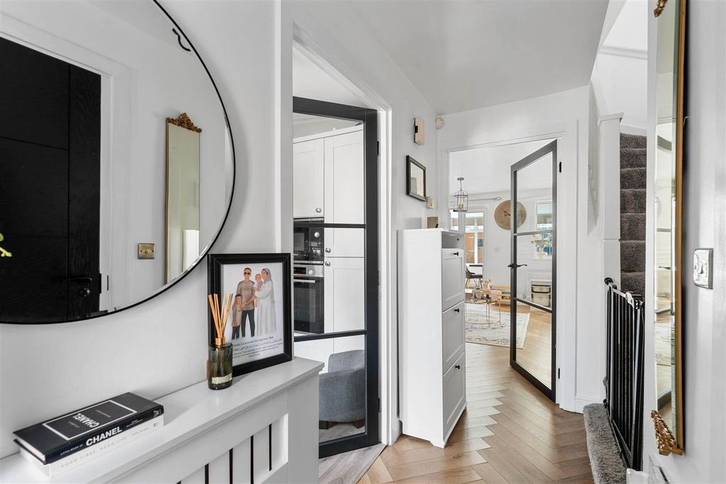 Property photo 2 of 25 Entrance Hall