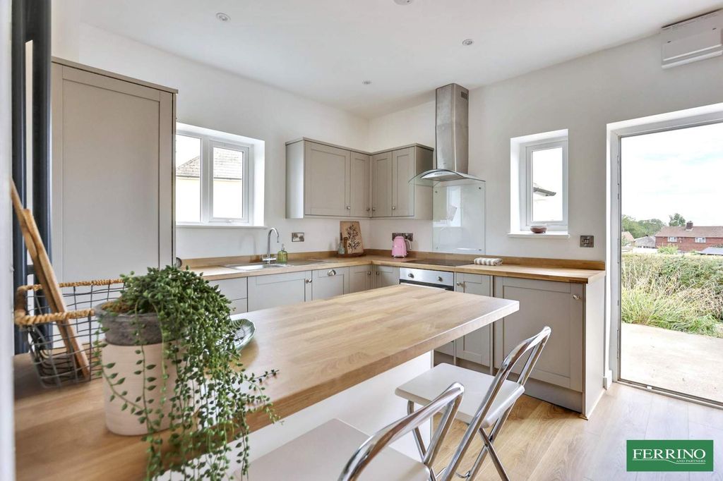Property photo 3 of 29 Kitchen Breakfast Room
