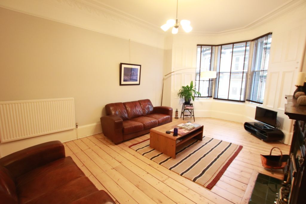 Property photo 3 of 18 Lounge