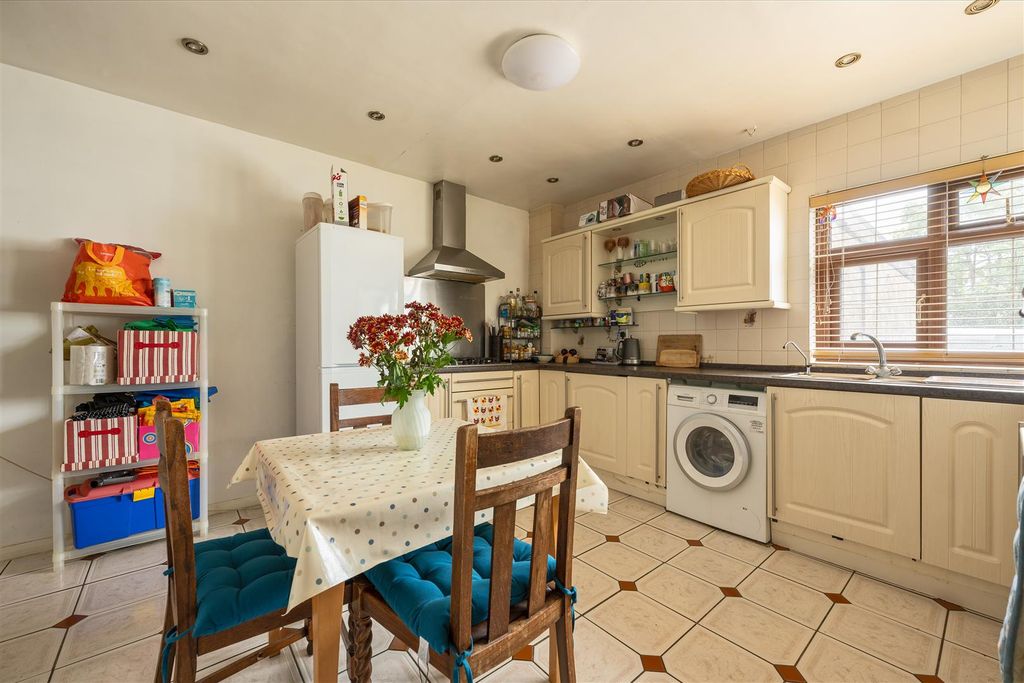 Property photo 3 of 24 Cottenham Road, E17