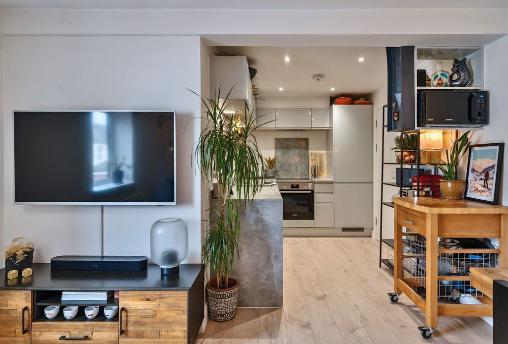 Property photo 2 of 10 1305926-2-684722A...