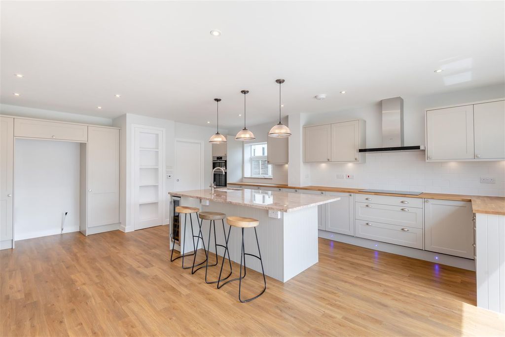 Property photo 2 of 20 8655678-Interior26.Jpg