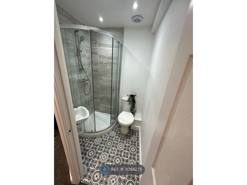 Property photo 3 of 6 Room 5 En-Suite