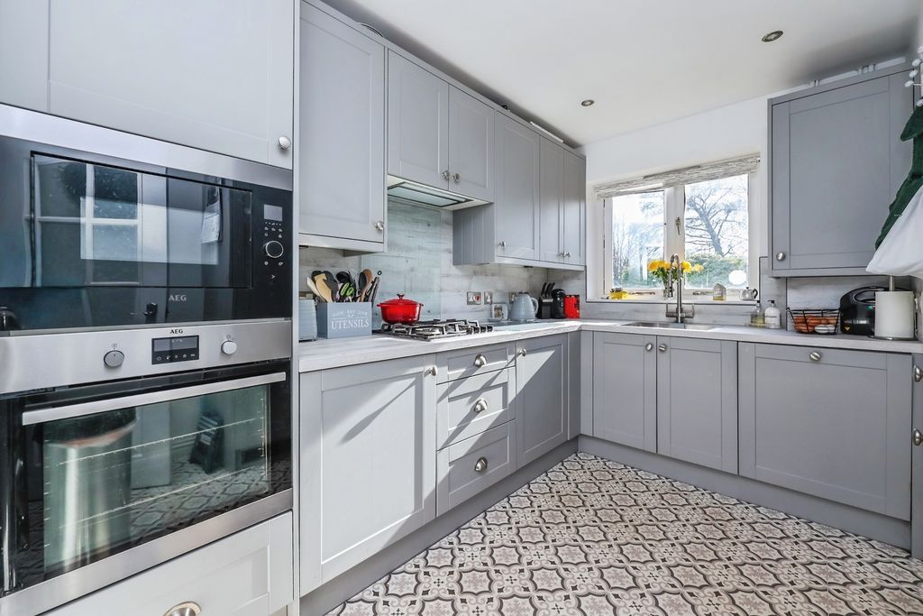 Property photo 3 of 16 Fitted Kitchen