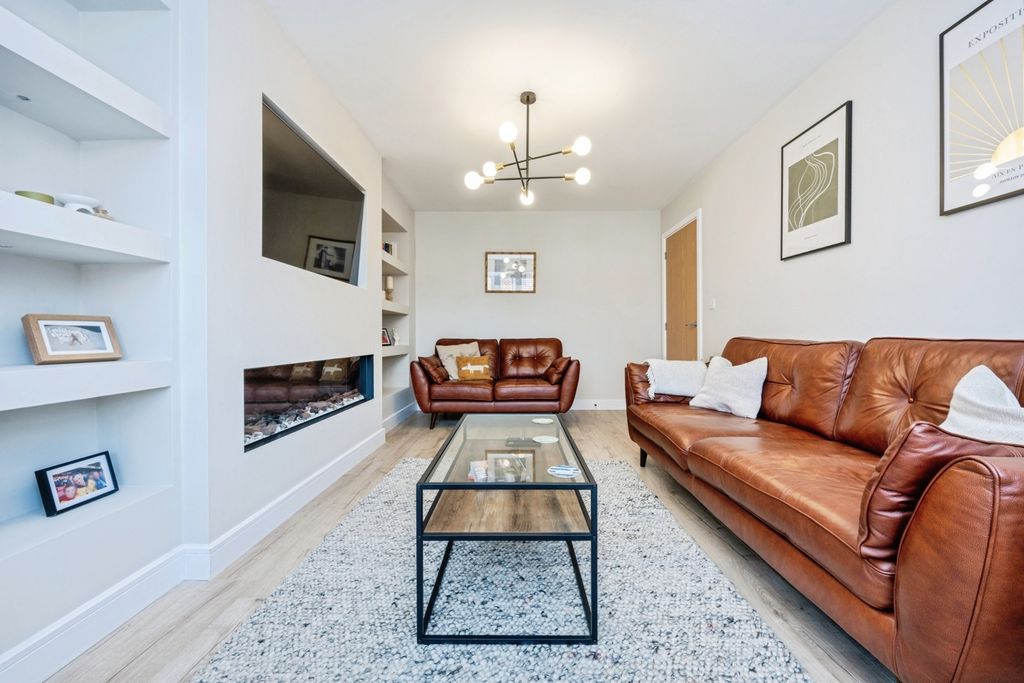 Property photo 3 of 33 Lounge