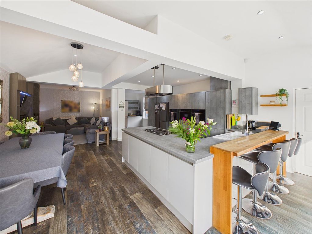 Property photo 2 of 17 Open-Plan Living/Dining/Kitchen