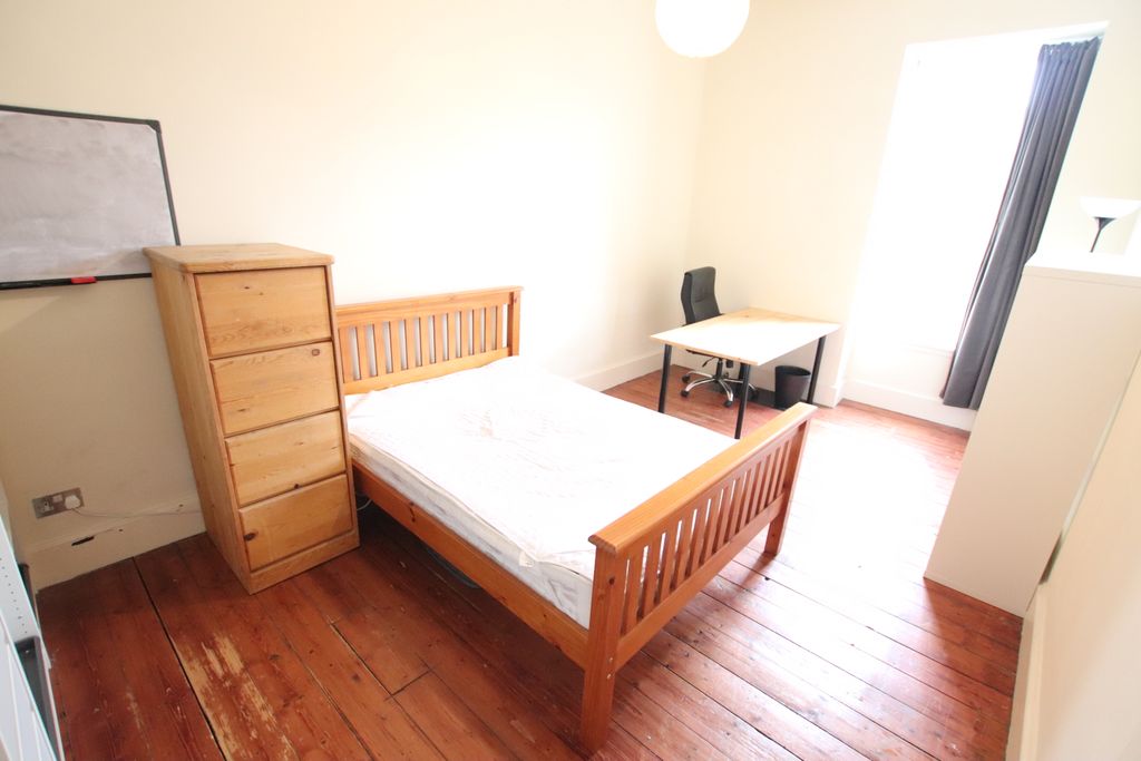 Property photo 3 of 6 Bedroom 1