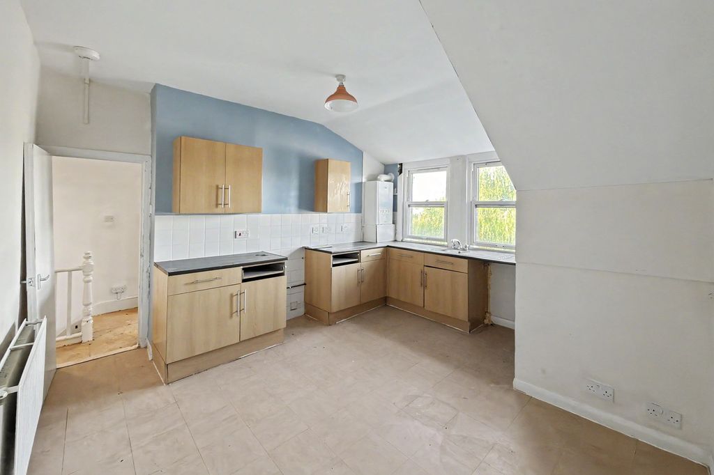 Property photo 3 of 13 Flat D, 88 Hillfield Avenue, Hornsey, London, N8 7Dn