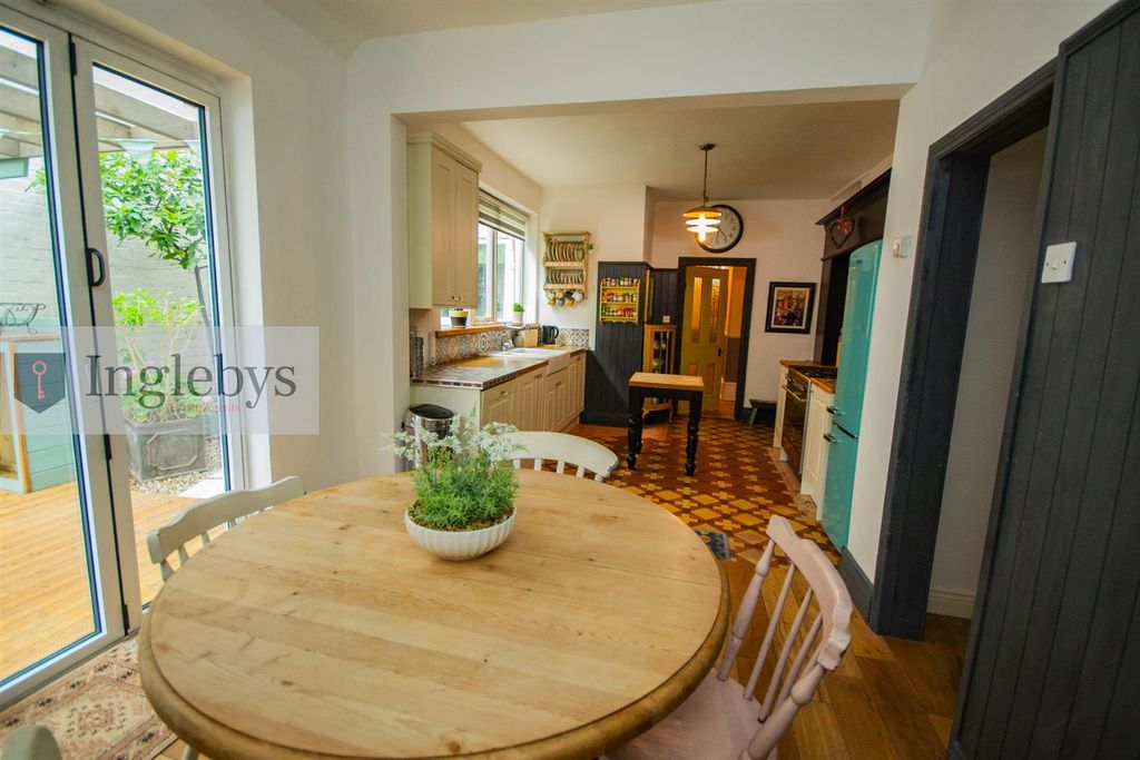 Property photo 1 of 32