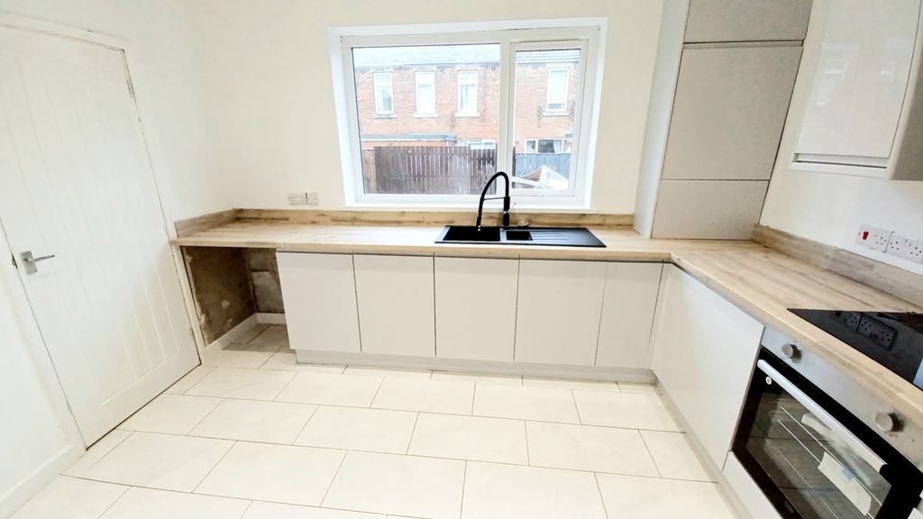 Property photo 3 of 8 Kitchen