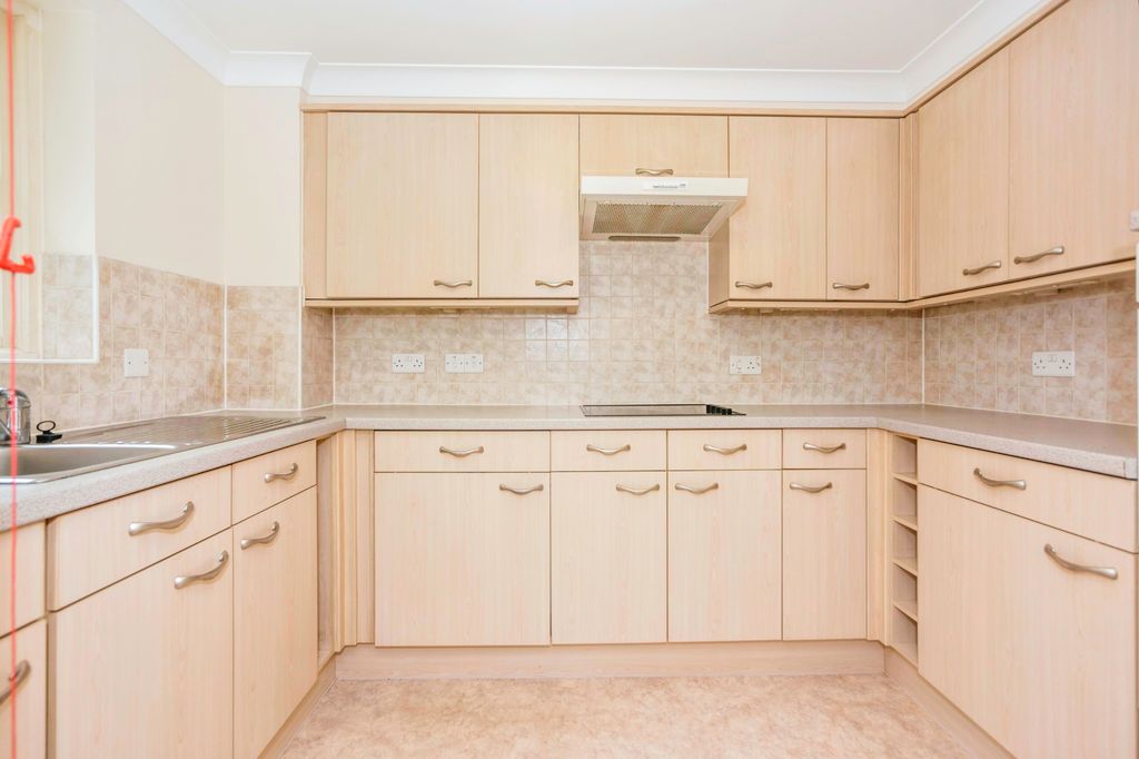 Property photo 3 of 10 Kitchen