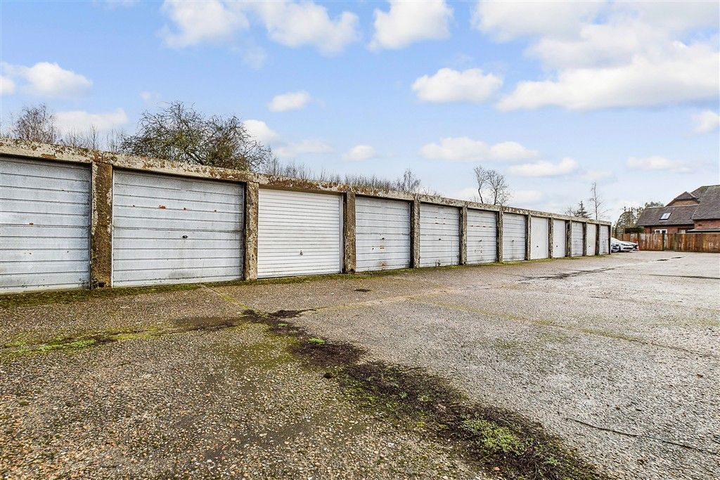 Property photo 3 of 17 Driveway/Parking