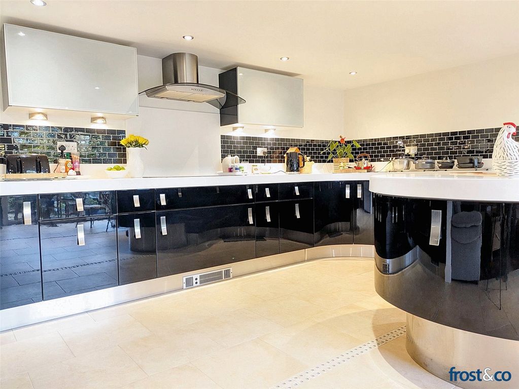 Property photo 3 of 20 Kitchen