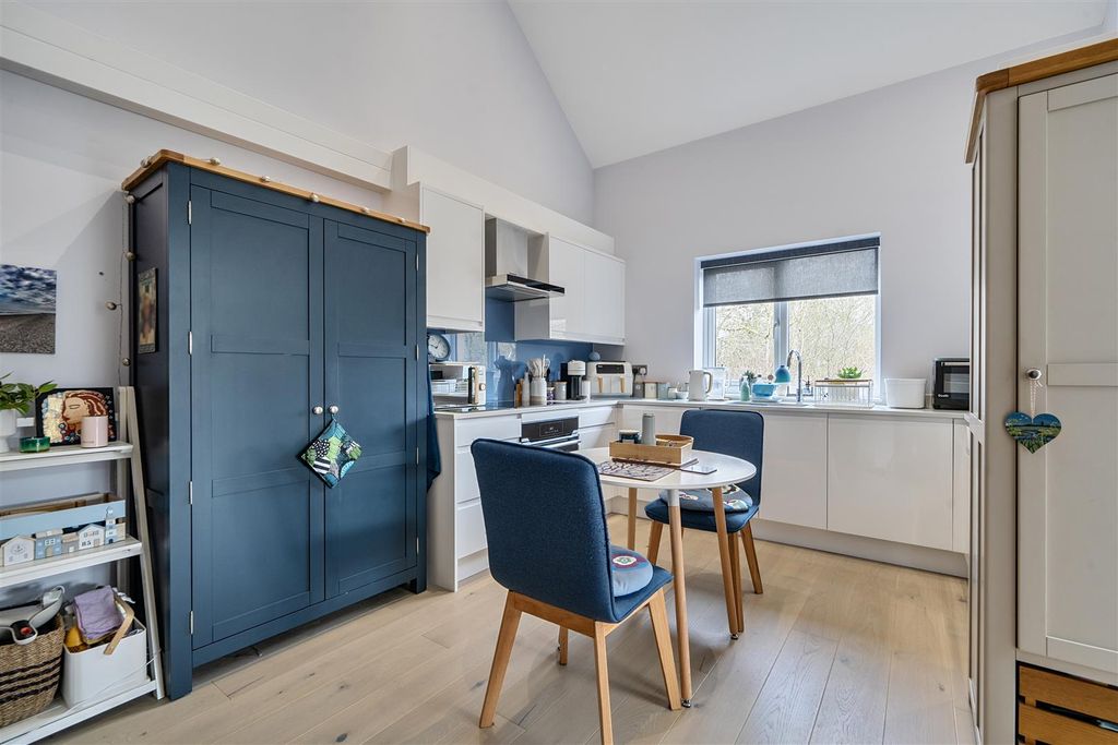 Property photo 3 of 23 1411155-11-698F041Dd57Ec.Jpg