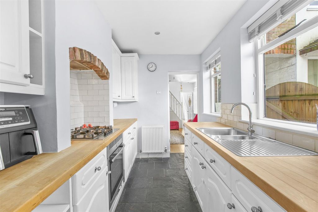 Property photo 3 of 16 27 Pinions Road, Hp13 7As-9.Jpg